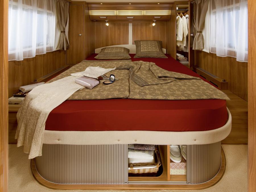 Интерьер Dethleffs Globetrotter XL I 2011 года  (фото 3 из 18)